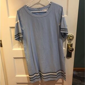 Cute cotton dress with details on hem and sleeve